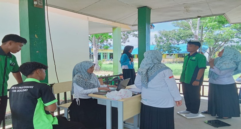 Siswa SMKN 1 Paguyaman Jalani Pemeriksaan Kesehatan oleh Tim Puskesmas Paguyaman